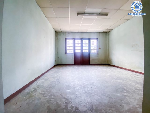 *****ทาวน์โฮมมือสองสมุทรสาคร  หมู่บ้าน พงษ์ศิริชัย2 เพชรเกษม เนื้อที่ 17 ตร.ว. ฟังก์ชัน 4 ห้องนอน 3 ห้องน้ำ สามารถจอดรถได้ 1 คัน ทำเลดี โครงการติดถนนเพชรเกษม เชื่อมต่อหลายเส้นทาง ใกล้รถไฟฟ้าสายสีน้ำเงิน "สถานีหลักสอง" จองเลย!